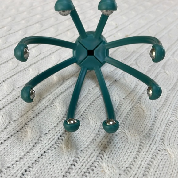 Scalp massager gently massages pressure points and sensitive nerves on head/neck - Picture 2 of 5